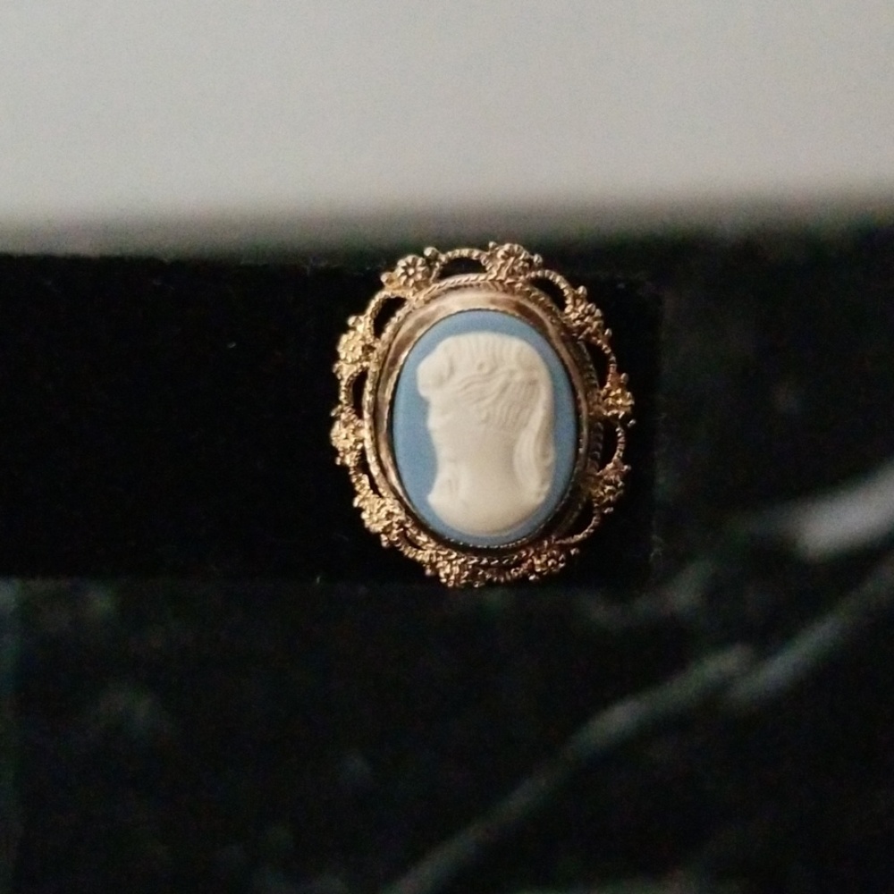 Vintage Wells Cameo Earrings - Picture 3 of 5